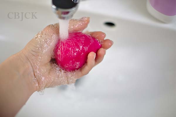 How to clean makeup sponges