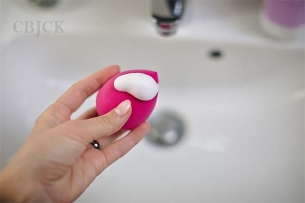 How to clean makeup sponges